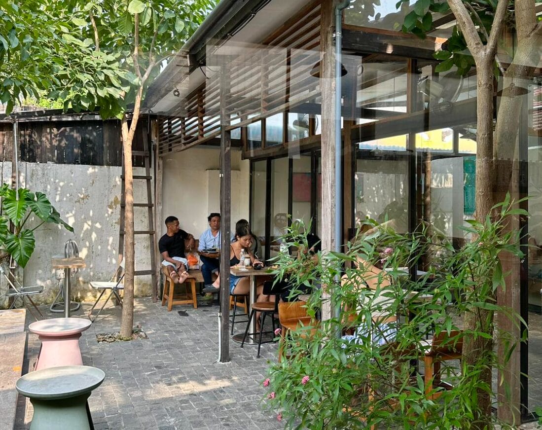 The Inner Hoian by Àla có lối vào là một con hẻm nhỏ xinh xắn