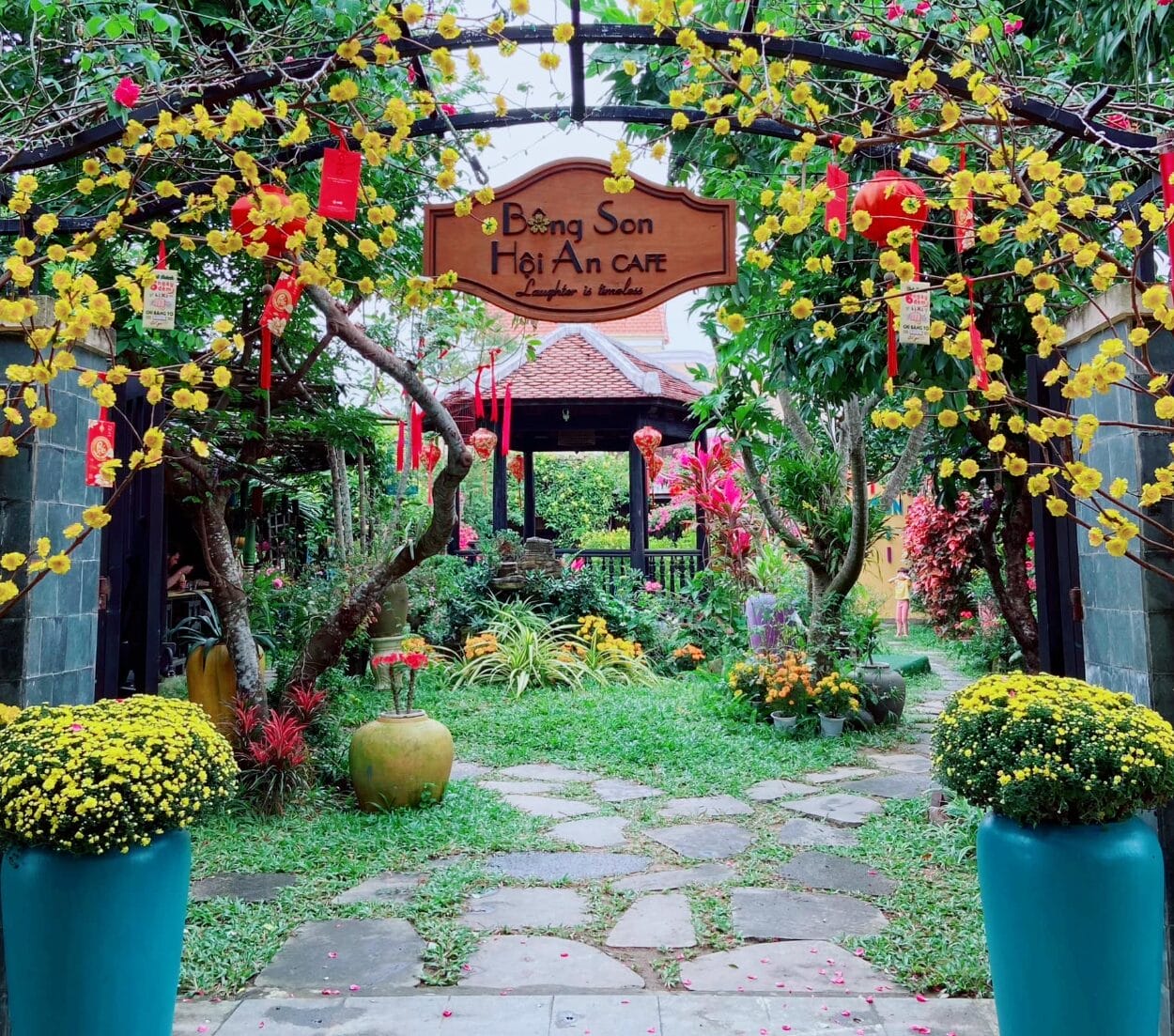 Bông Son Hội An Cafe cách phố cổ Hội An chỉ khoảng vài phút di chuyển