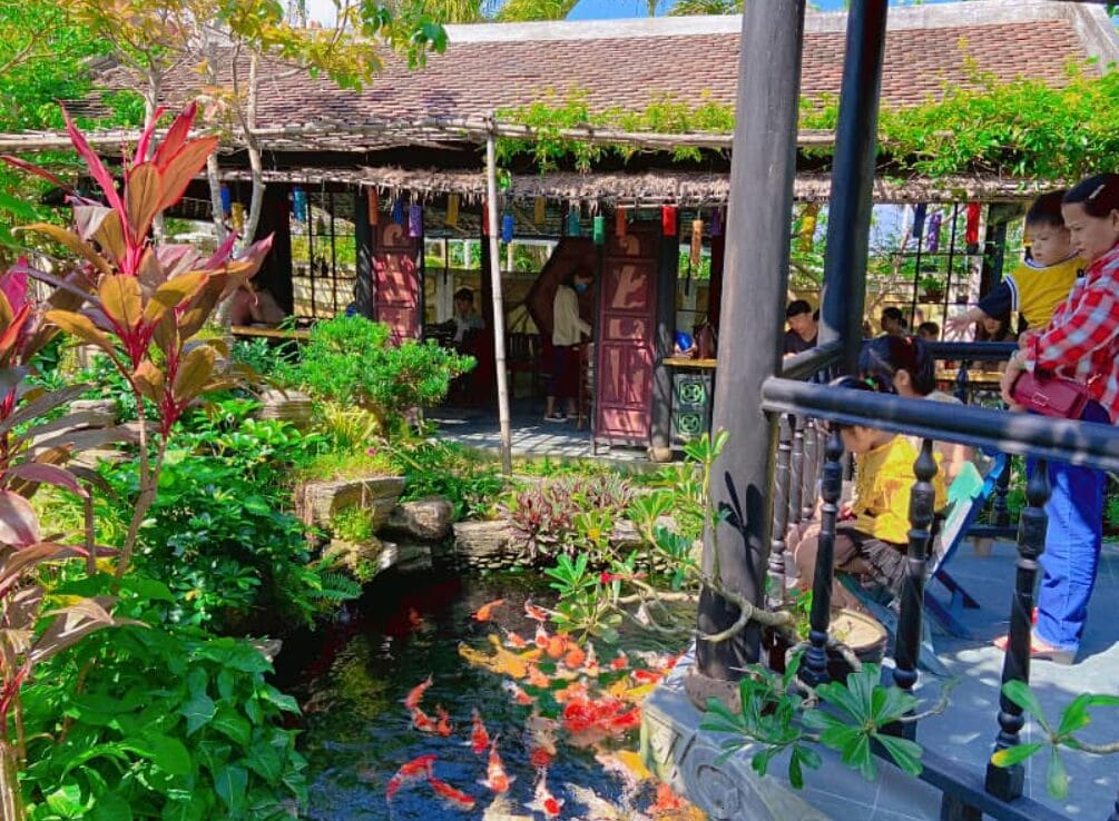 Bông Son là một quán cà phê để dừng chân, để thở sâu và để yêu Hội An theo cách dịu dàng nhất