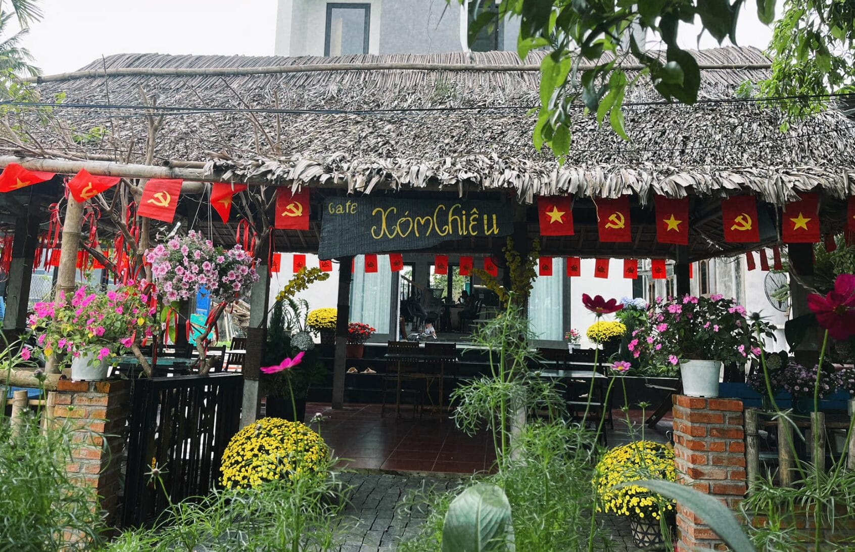 Không gian quán giản dị, không ồn ào, đủ để người ta ngồi hàng giờ nhìn lúa, nhìn người dân làm đồng