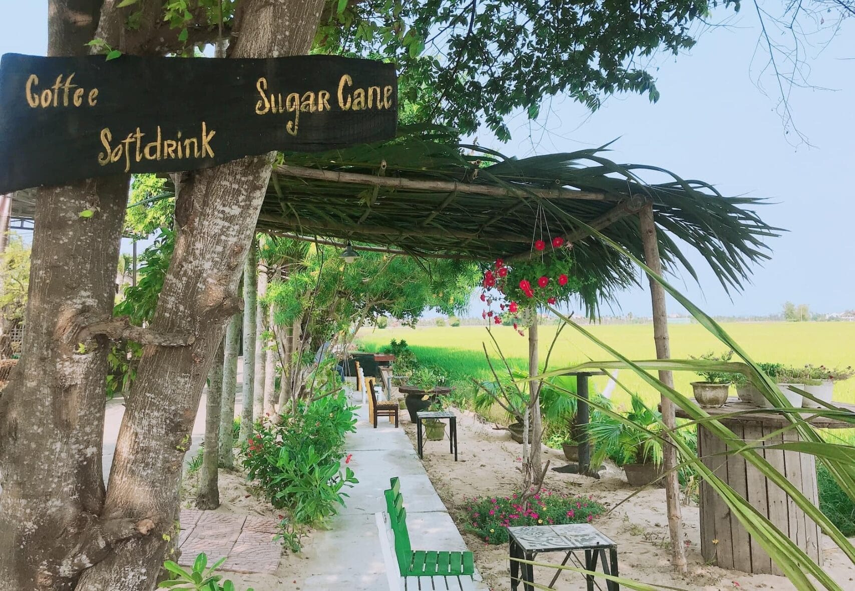 Quán nằm ngay góc ngã ba rất dễ nhận diện, chỉ cần một vòng xe theo chỉ dẫn Google Maps