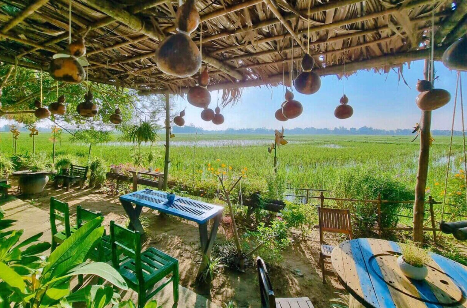 Không cần quá cầu kỳ, quán chiếm trọn cảm tình nhờ sự mộc mạc và bầu không khí làng quê yên bình