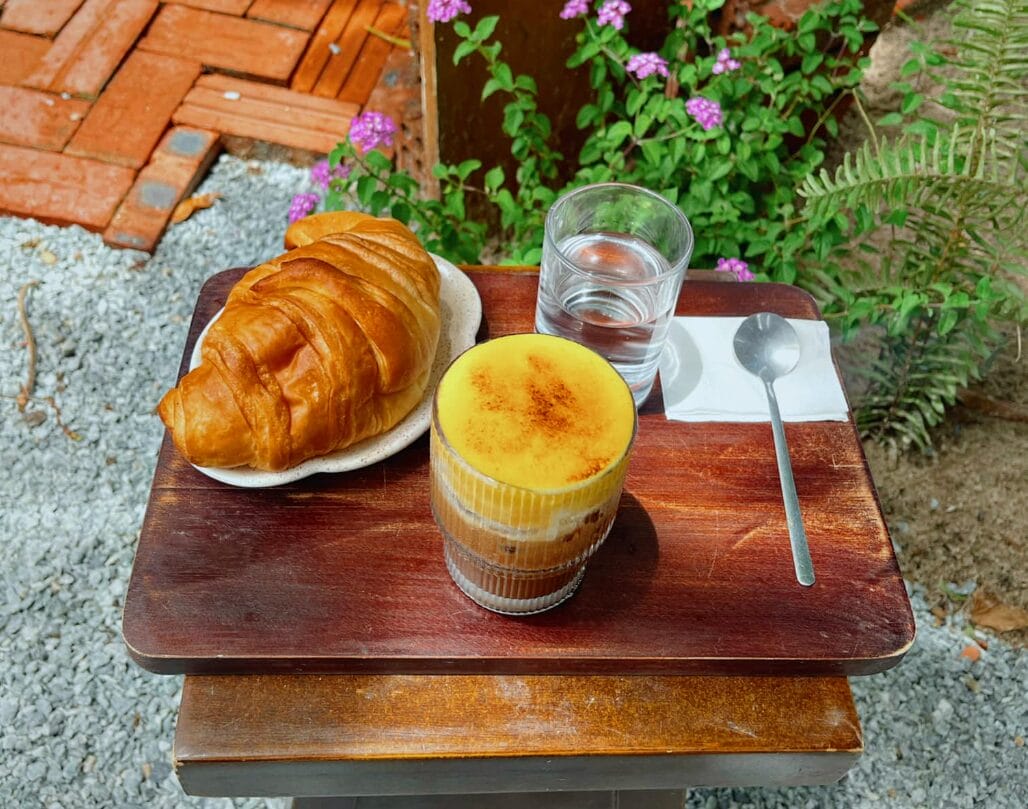 Menu Rao Cafe thiên về đồ uống ít ngọt – dễ uống – hợp ngồi lâu, được nhiều khách đánh giá cao