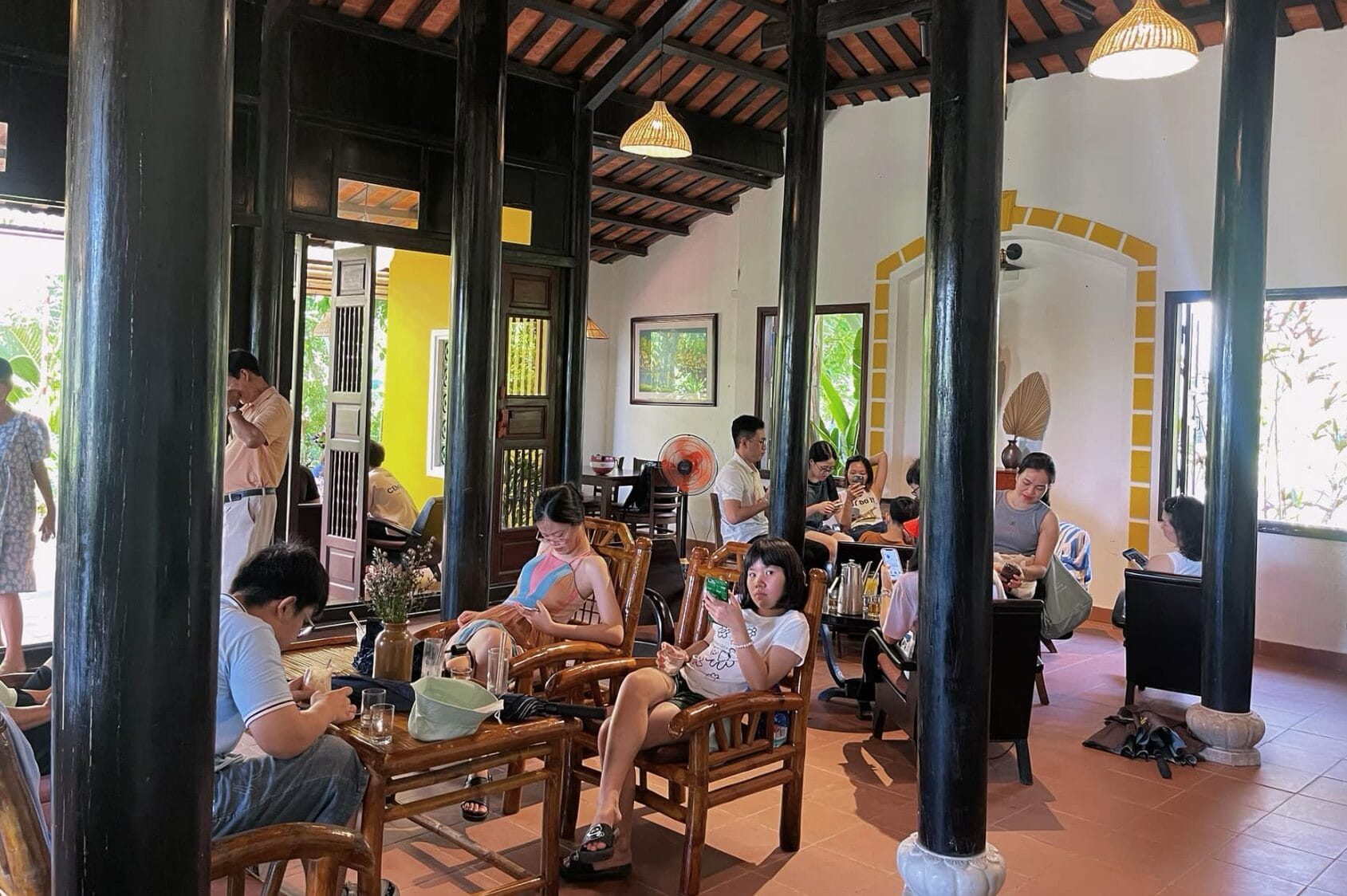Rao Cafe yên tĩnh, mộc mạc, không quá đông đúc như phố cổ nhưng vẫn đủ chill để nghỉ chân trước hoặc sau chuyến dạo Hội An