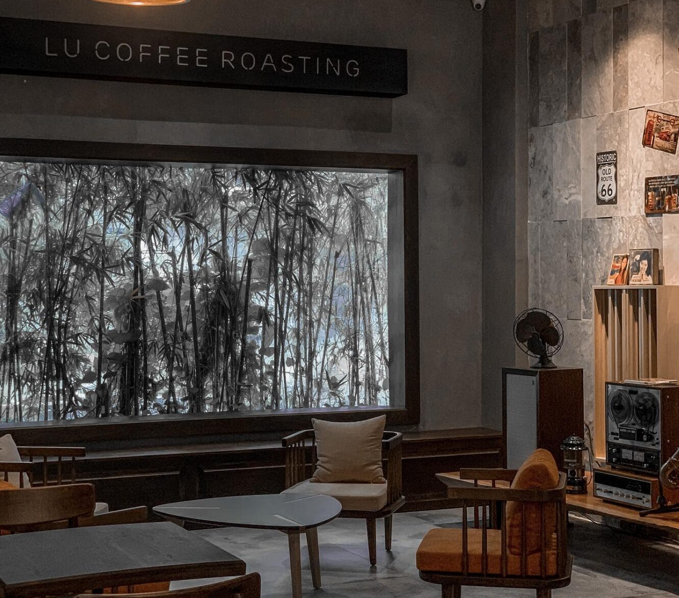 Quán nằm ngay vị trí mặt tiền dễ thấy, không gian gửi xe máy gọn gàng