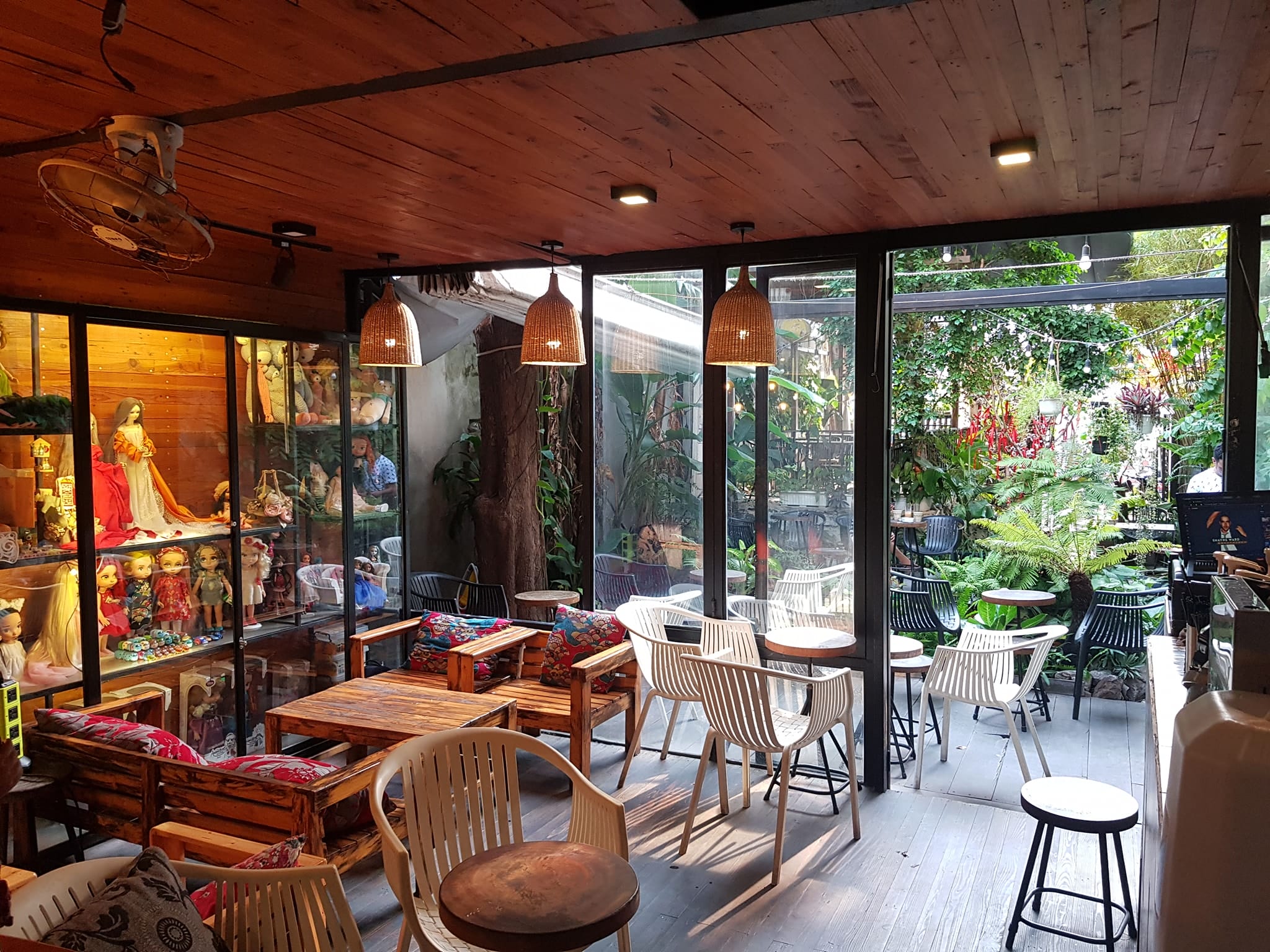 khu vực trong nhà - doll coffee