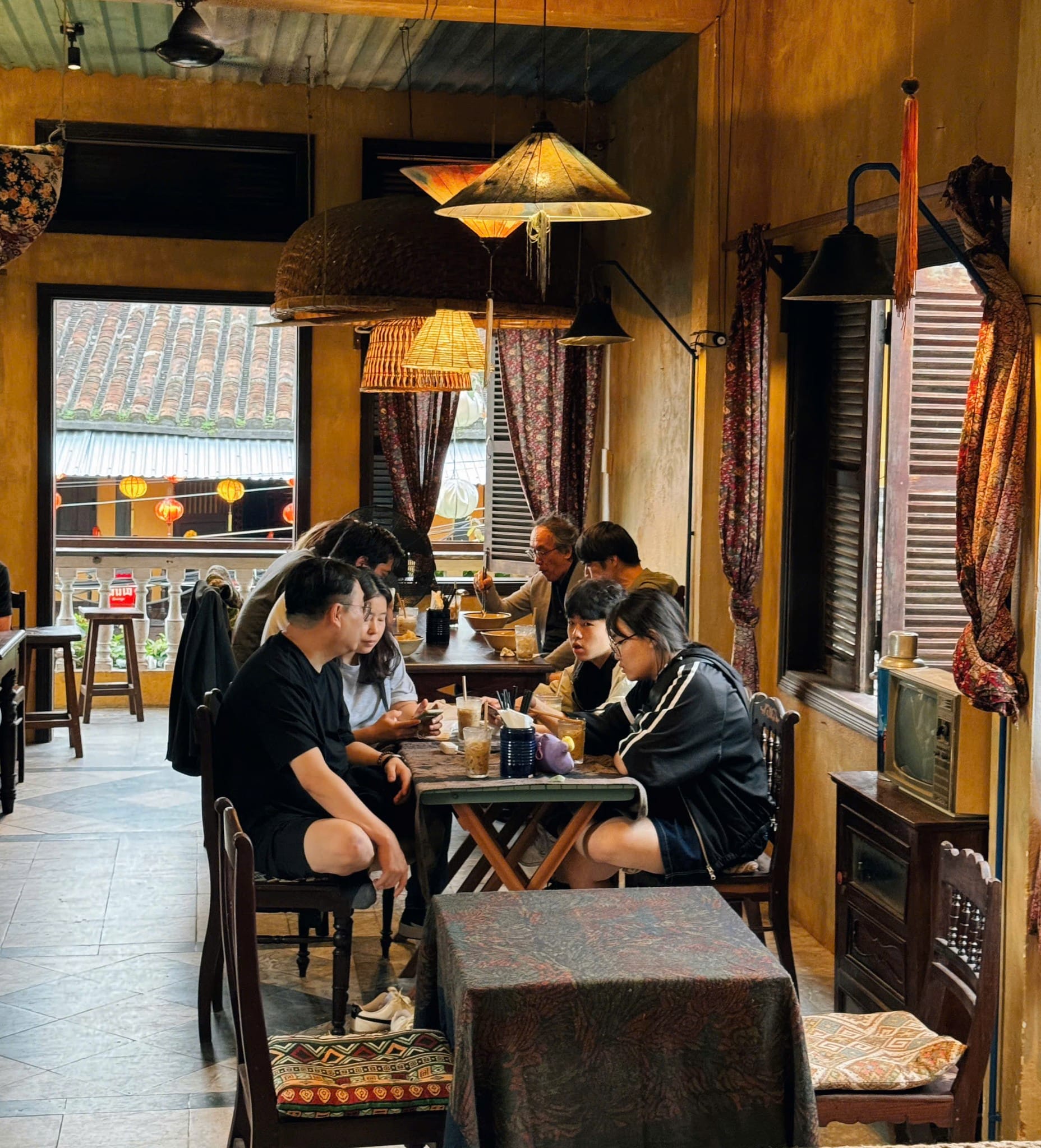 khu vực trong nhà - mê hội an rooftop coffee & kitchen