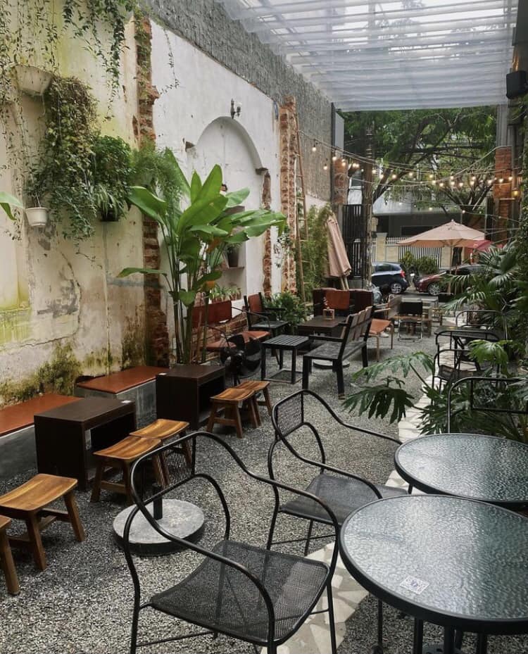 Khu sân vườn - NGOI CHILL cafe