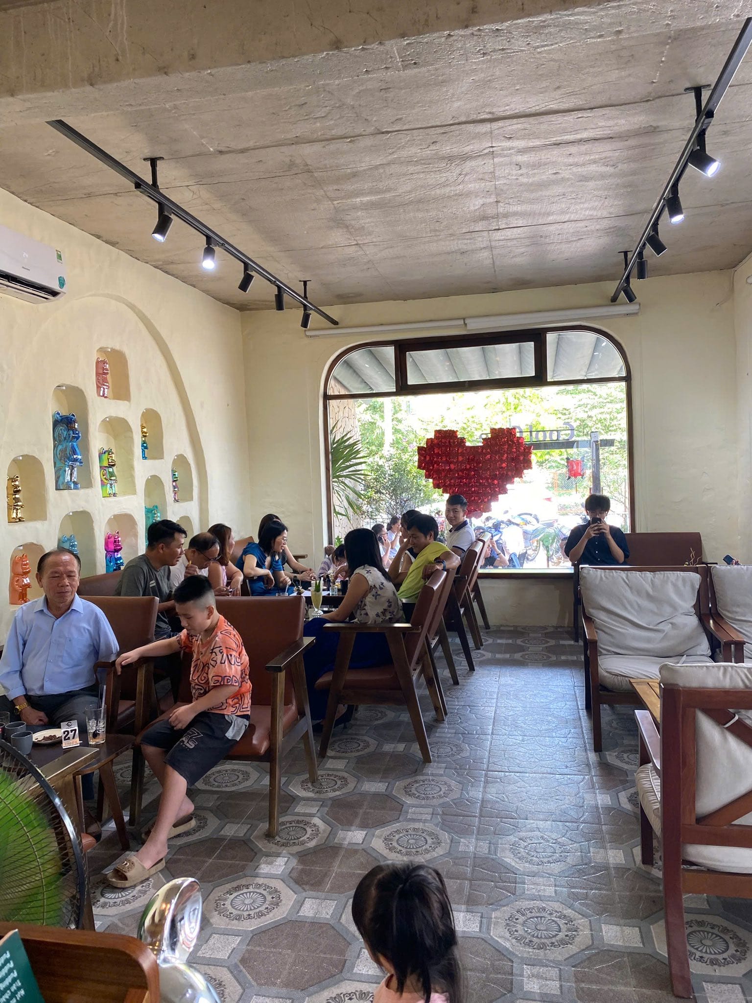 bên trong quán - cdb cactus coffee