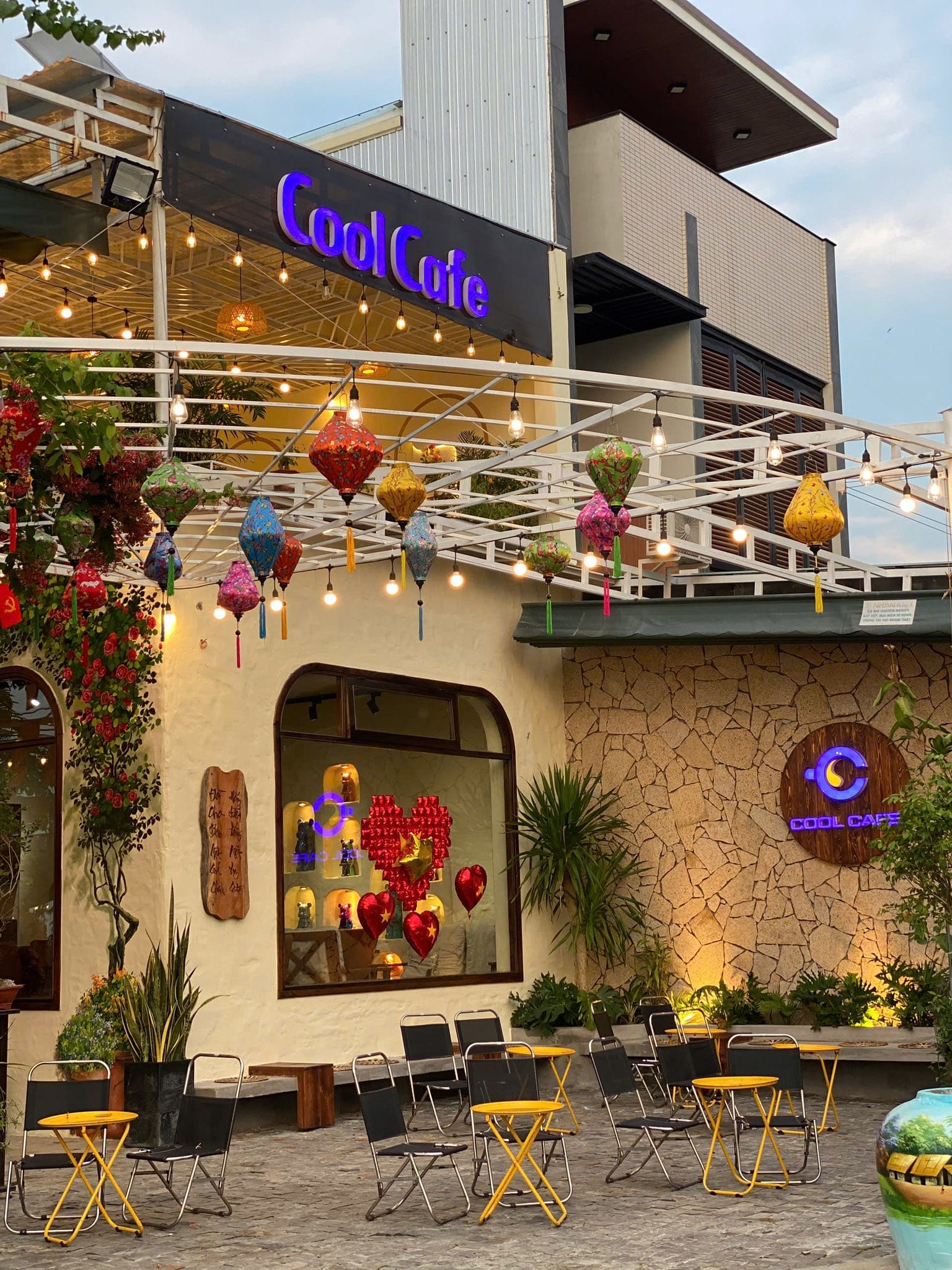 bên ngoài quán - cdb cactus coffee