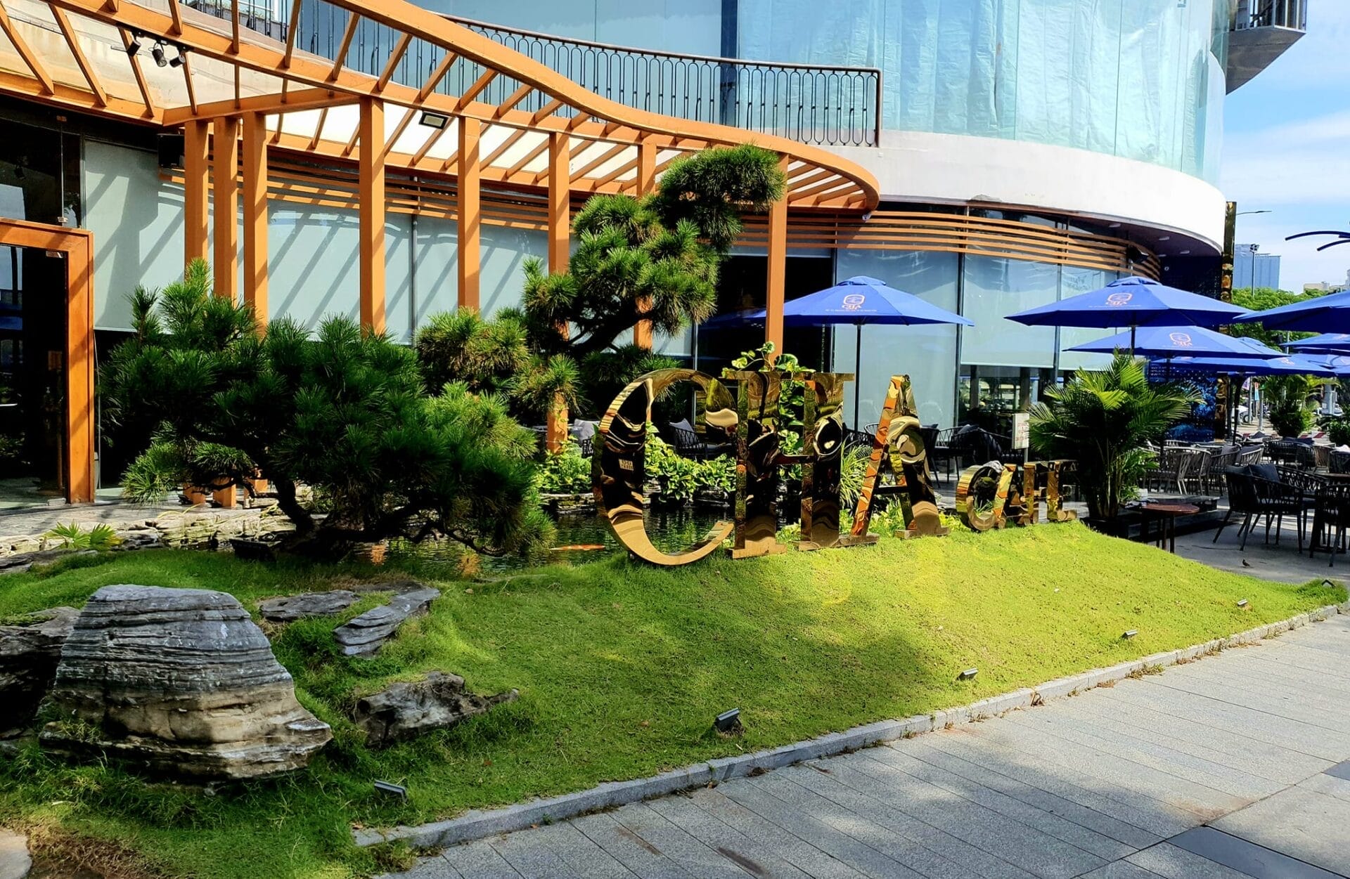 Kh&ocirc;ng gian mặt tiền ngập tr&agrave;n mảng xanh tại CHA Cafe & Gelato