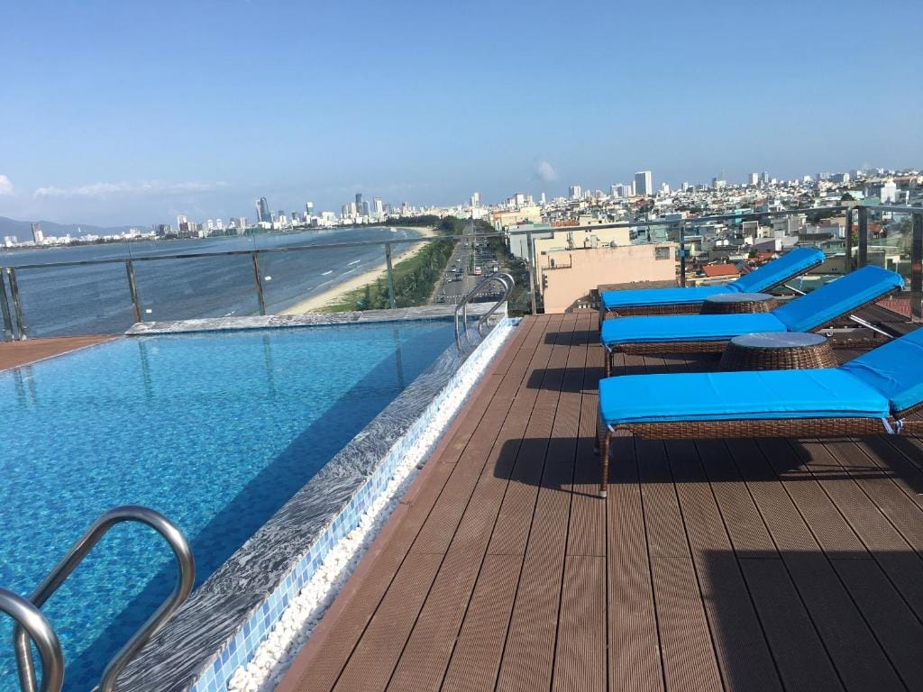 Khách sạn đường Nguyễn Tất Thành Đà Nẵng