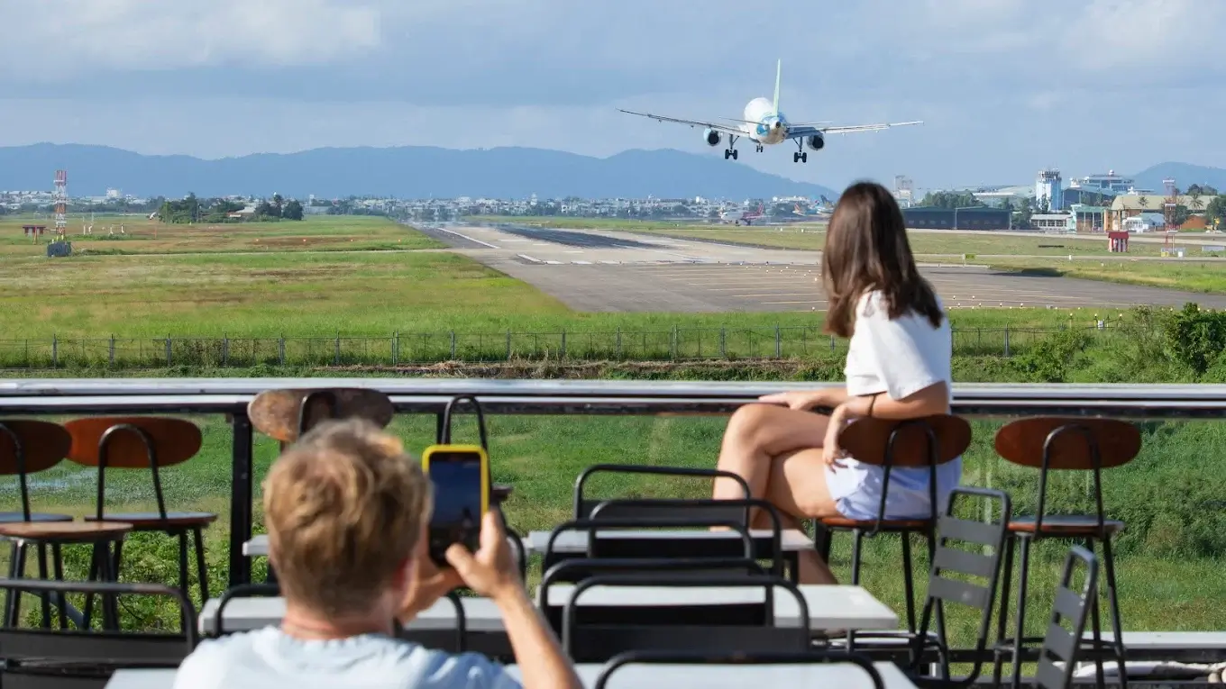 Cà phê ngắm máy bay - Pig Coffee