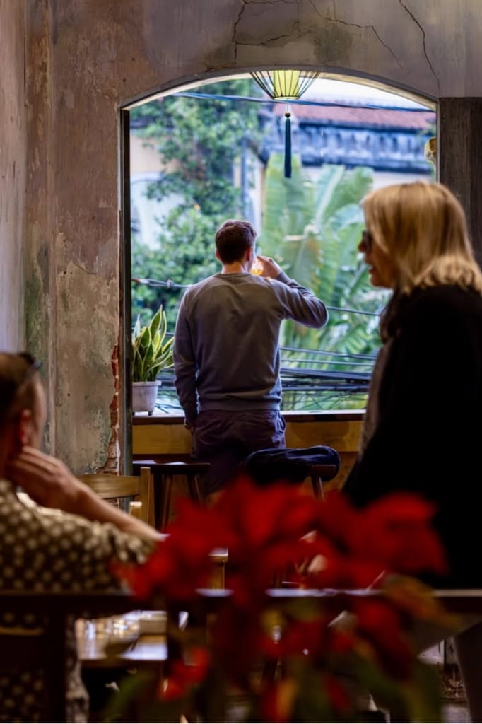 Quán cafe Hội An view đẹp tại The Hill Station với khung cửa nhìn ra phố