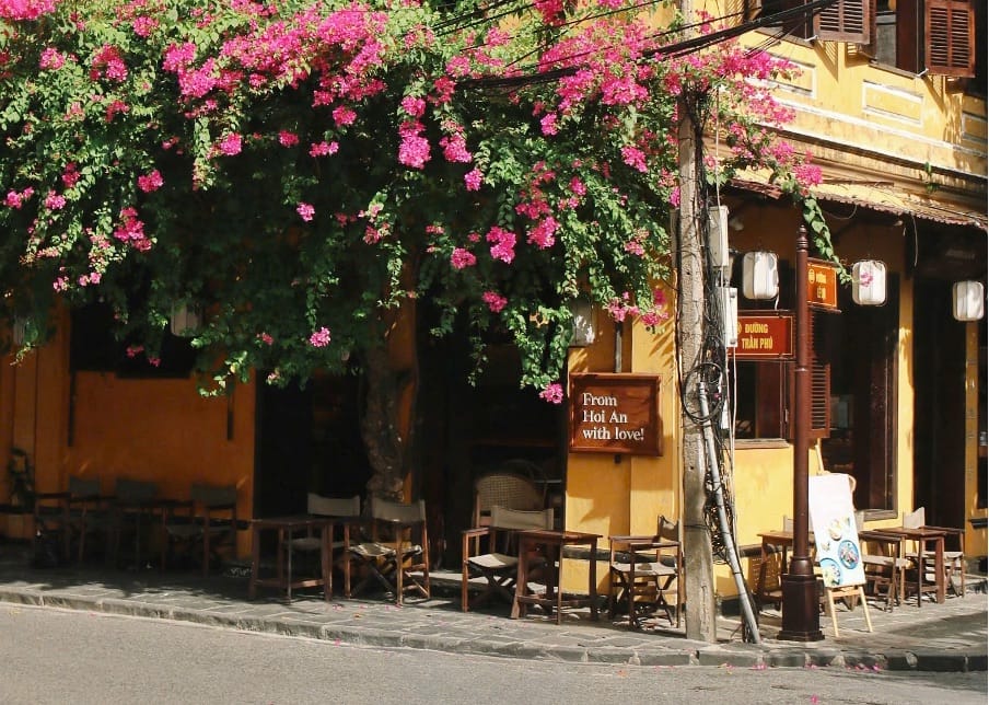 Quán cafe Hội An view đẹp tại Moments Hoi An với giàn hoa giấy rực rỡ