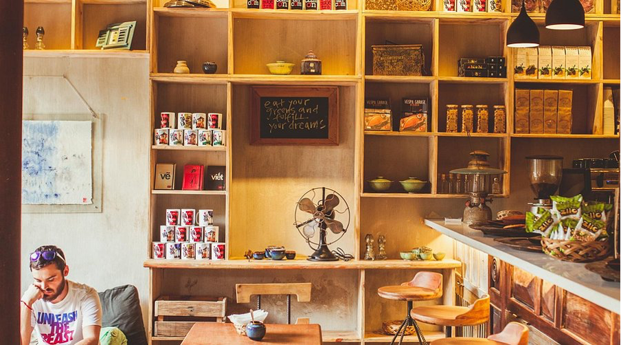 Quán cafe Hội An view đẹp tại Cocobox với sản phẩm hữu cơ trưng bày