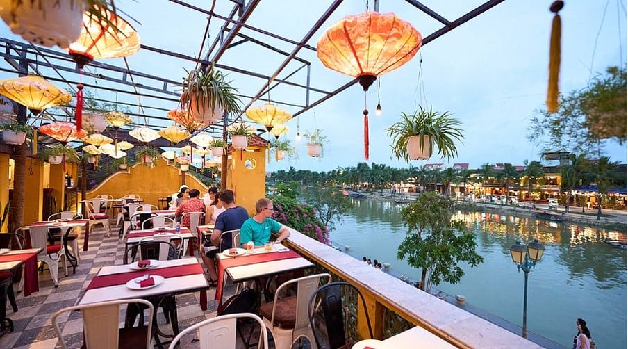 quán cafe Hội An view đẹp tại Cargo Club Cafe & Restaurant nhìn ra sông Hoài