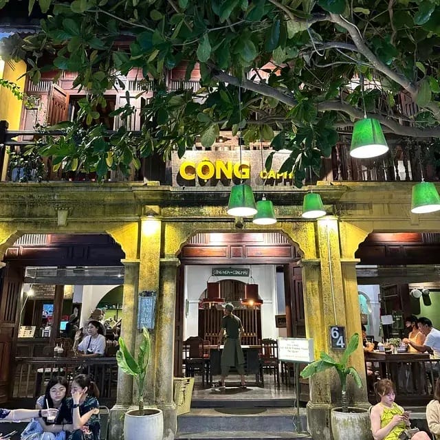 Quán cafe view sông Hoài tại Cộng cà phê với mặt tiền cổ kính