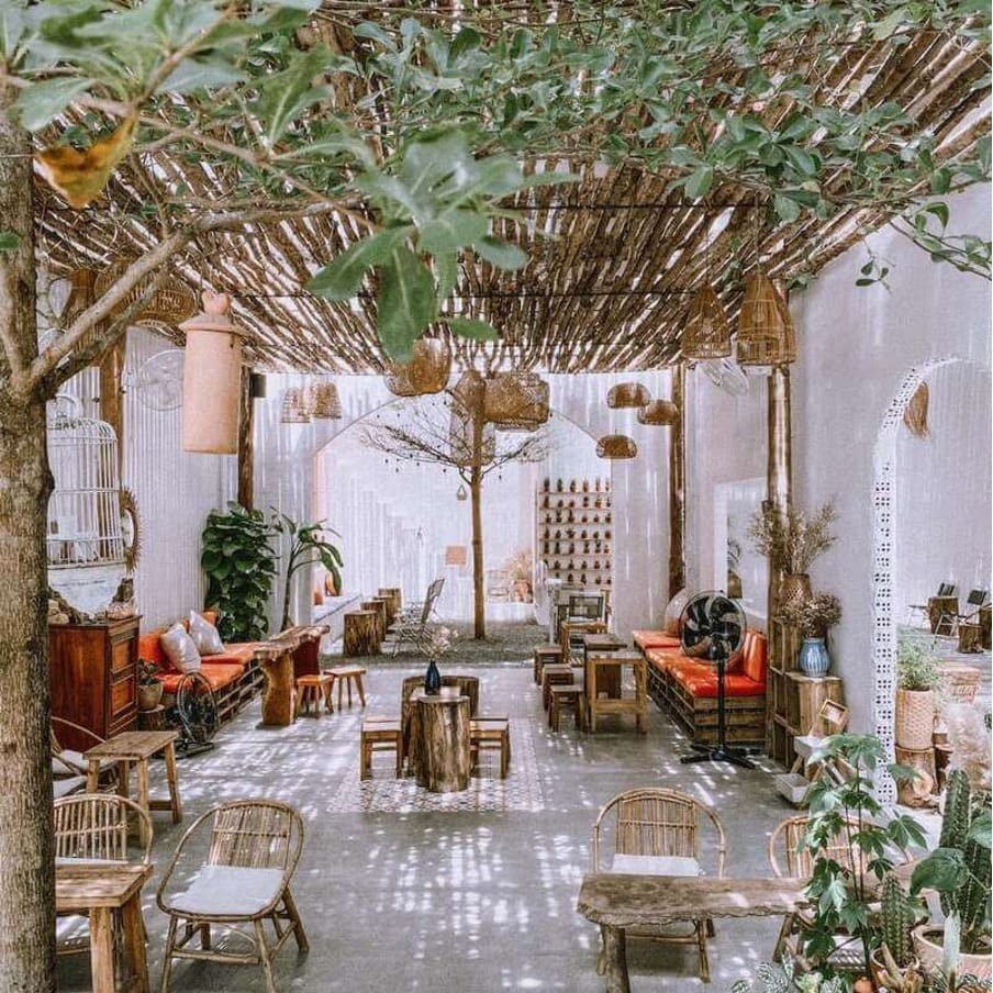 Cam Coffee n More là quán cafe Hội An view đẹp với không gian sân xanh