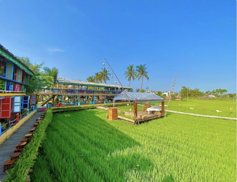 Quán cafe Hội An view đẹp tại Chic Chillax với background nhiều màu nổi bật