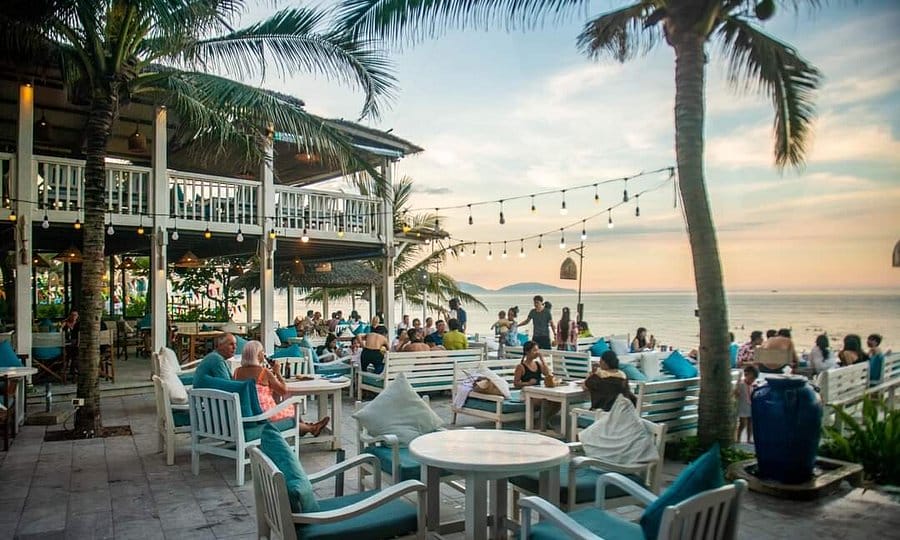 Quán cafe view biển tại The DeckHouse An Bang Beach Hội An