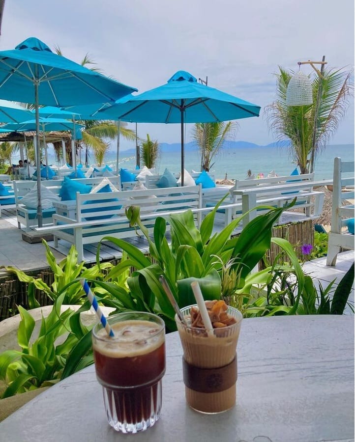 Quán cafe Hội An view đẹp tại The DeckHouse An Bang Beach nhìn ra biển