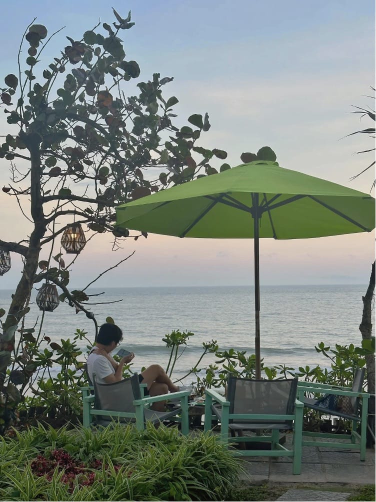 Quán cafe Hội An view đẹp tại Sound Of Silence Coffee Shop với góc ngồi nhìn ra biển